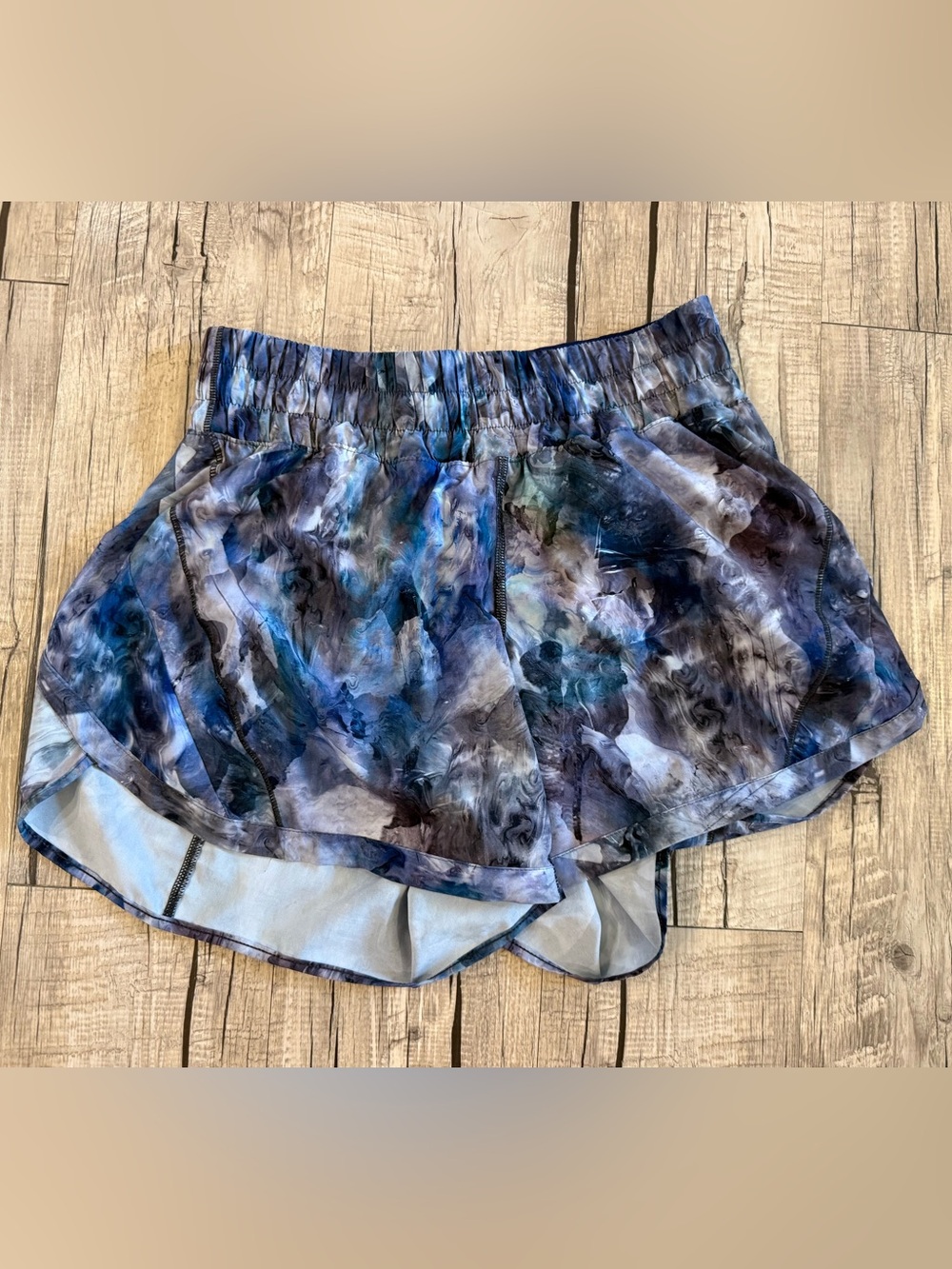 Lululemon 5” size 6 track that high rise women’s multi short shorts